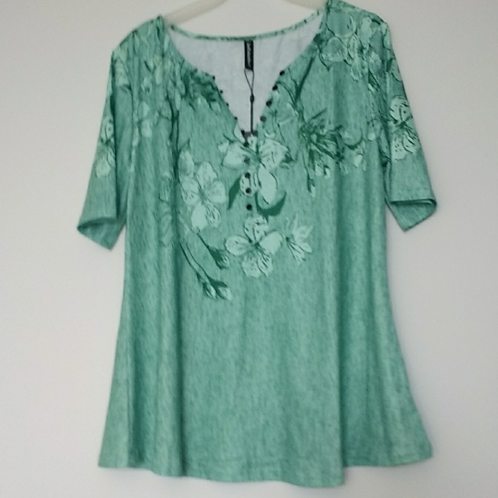 Green Buttoned Relaxed Top with Elbow-Length Sleeves